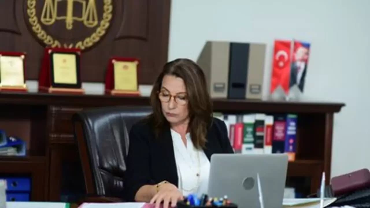 Aldatmak Backdrop