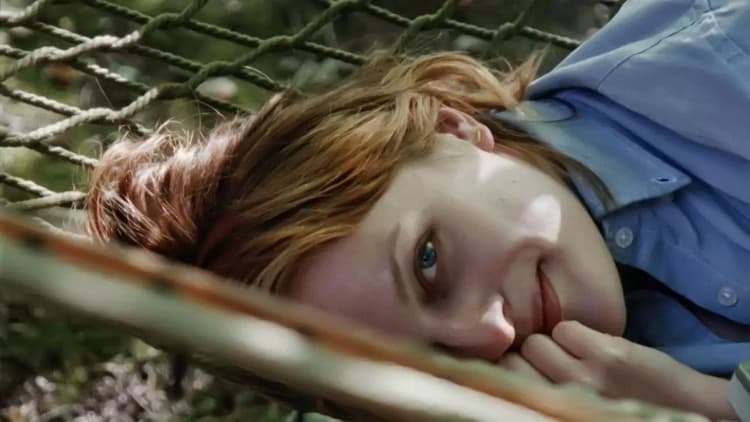 Queen of Earth Poster